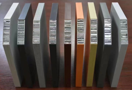 吊頂裝飾鋁蜂窩板天花 可定制，鋁蜂窩板具有重量輕、強度高、平整度好等優(yōu)點，在產(chǎn)品規(guī)格、裝飾縫形成、材料和顏色方面有多種的選擇，能夠展示豐富的墻面表現(xiàn)效果，實現(xiàn)了建筑物的實用性和美觀度。